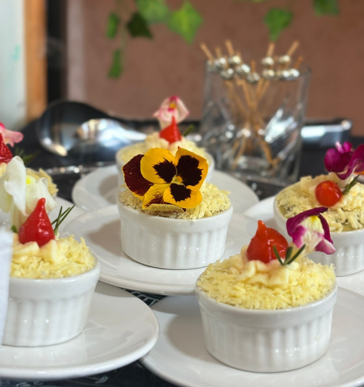 Ramequins individuais decorados com flores comestíveis